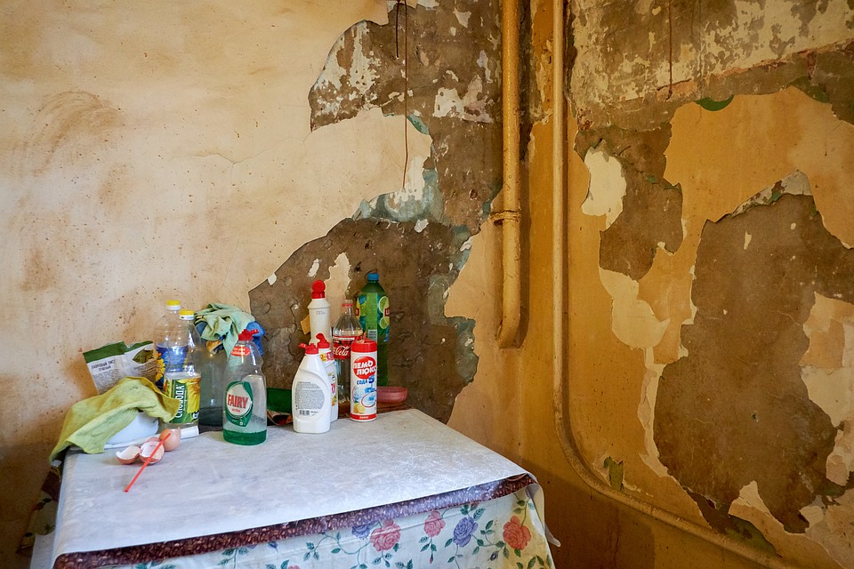 Ремонт жильцы должны делать сами. Фото: Артем КИЛЬКИН