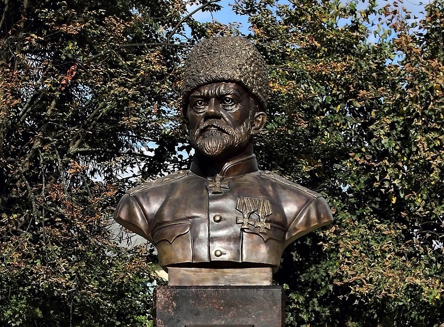 Памятник Петру Калитину в Холме.