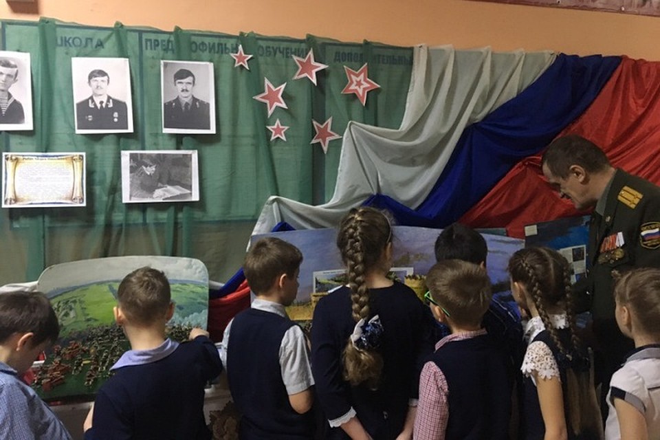 Школьники с интересом относятся к ожившей истории. Фото: личный архив героя публикации.