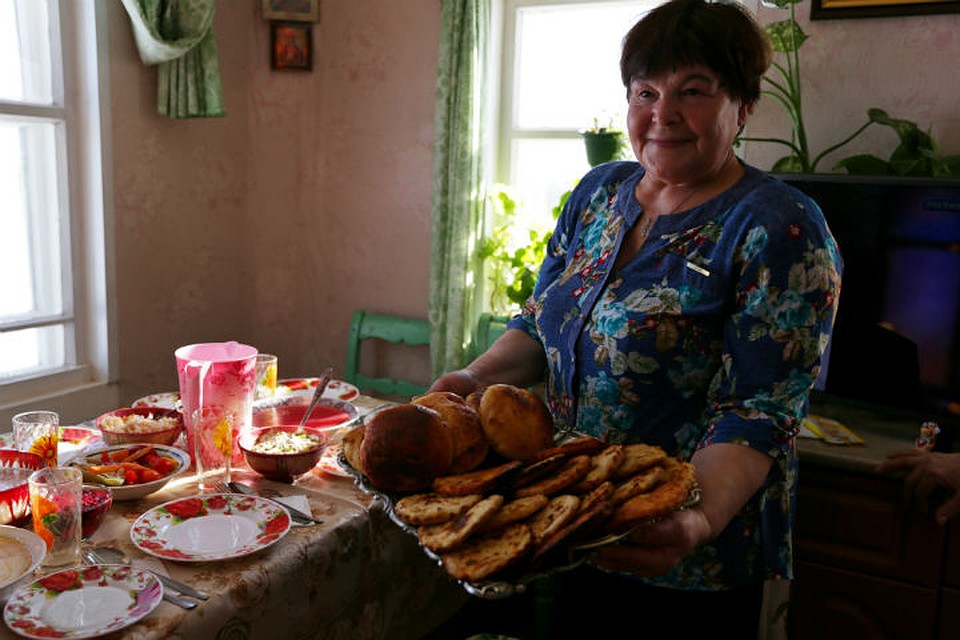 В деревне экспедиторов встречали, как долгожданных внуков. Фото: Наталия БЕШКАРЕВА