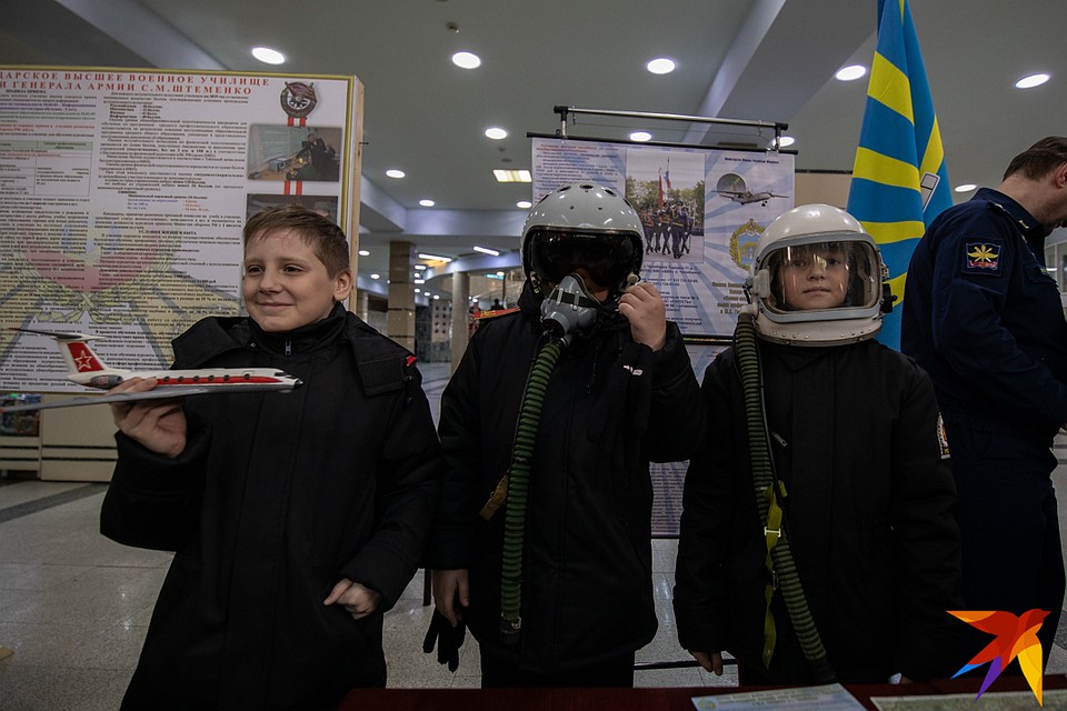 Представители челябинского училища штурманов агитировали молодежь. Фото: Андрей АБРАМОВ