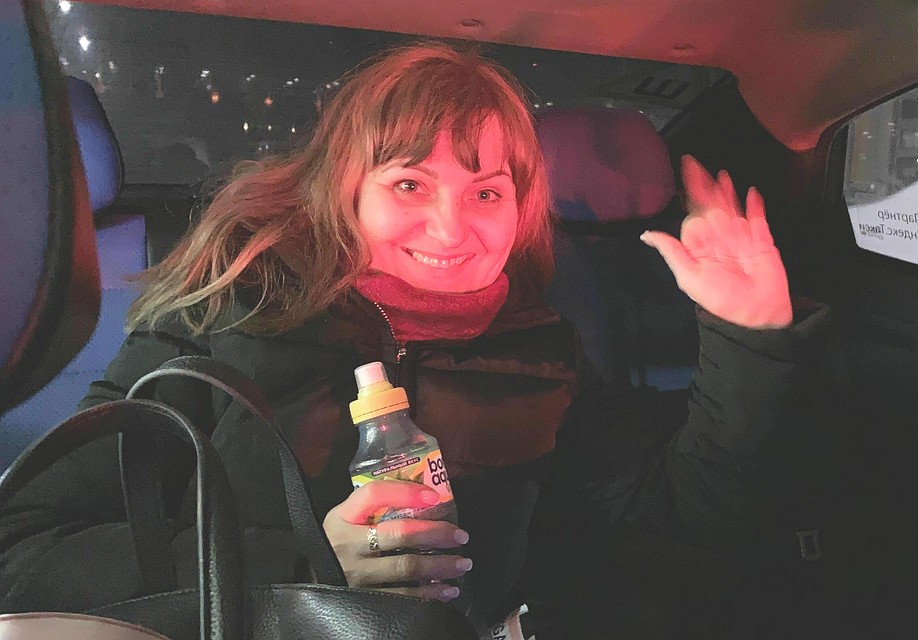 Наталья Чумакова вовсе не считает себя героиней и едва согласилась сфотографироваться после приземления. Фото Николая Чумакова