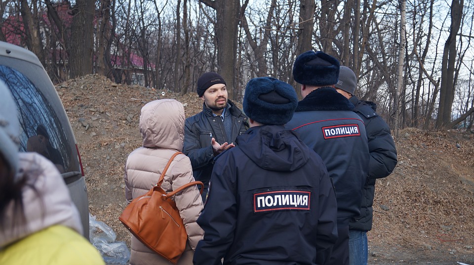 Евгений Часовитин общается с полицией Фото: Артём КАБАНКОВ