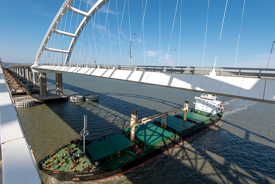Вид с железнодорожной арки моста, внизу корабли проходят через Керчь-Еникальский канал Фото: Анна САДОВНИКОВА