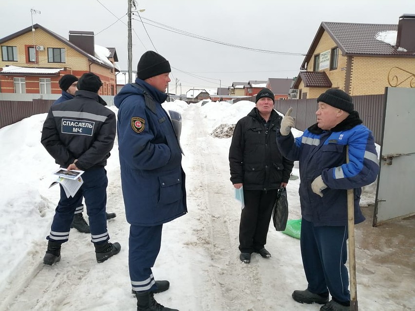 Памятки раздают жителям, где может пройти паводок Фото: Из материалов пресс-службы