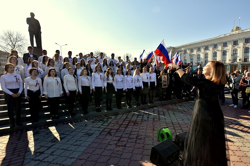 Хор исполнил гимн России Фото: Виталий ПАРУБОВ