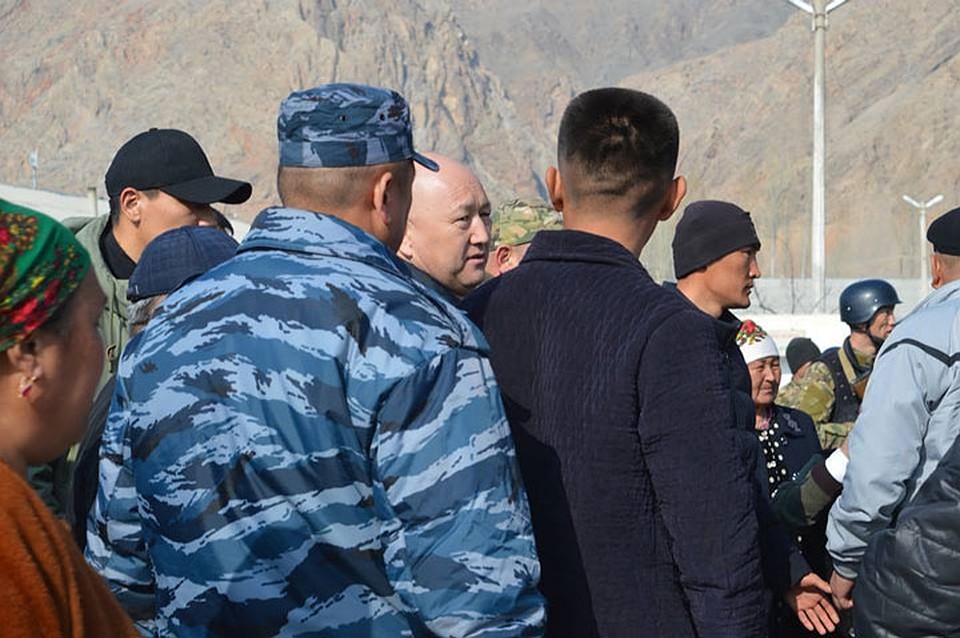 В зоне конфликта с первых дней находился вице-премьер-министр Кыргызстана Жениш Разаков. Фото: gov.kg