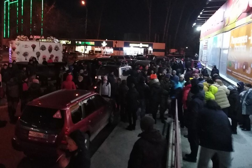 На поиски мальчика вышли сотни новосибирцев: они расклеивают ориентировки, прочесывают дома. Фото: «Лиза Алерт».