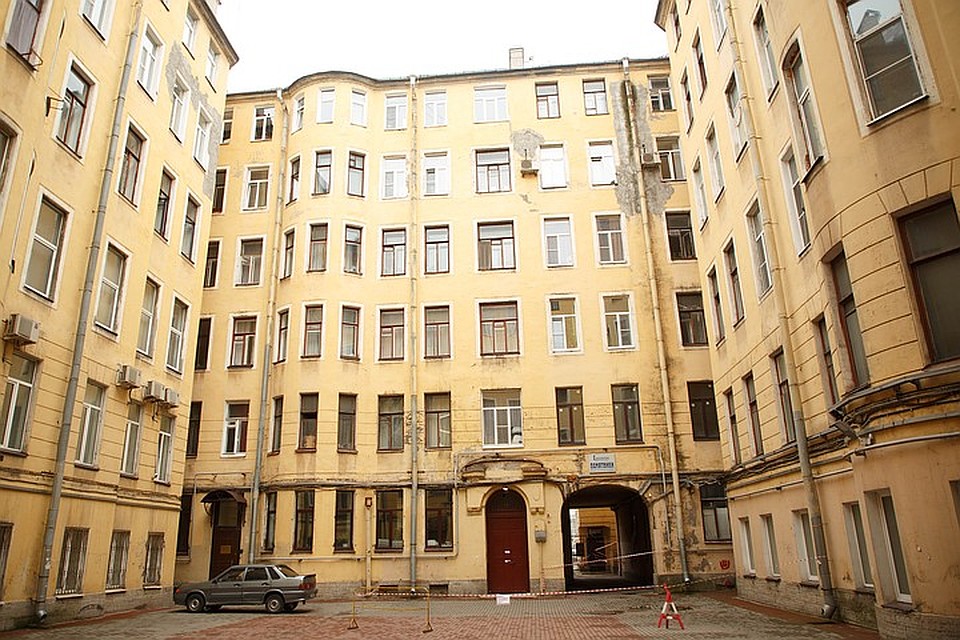Со стороны никаких повреждений видно не было. Окна квартиры, где произошла авария, – на втором этаже справа Фото: Александр ГЛУЗ