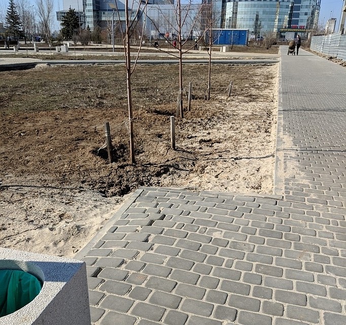 С коляской гулять можно, но осторожно.
