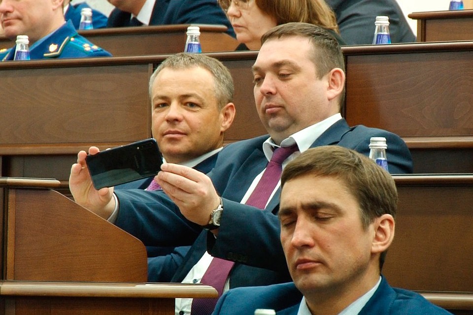 Мужики "чекинятся". А кто в наше время не делает селфи? Фото: телеканал "Наши новости"