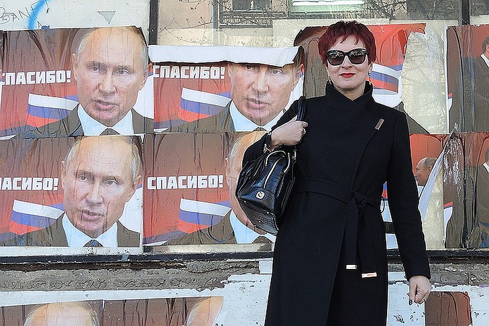 Журналистка "КП" Дарья Асламова в Косовской Митровице на фоне портретов Путина Фото: Дарья АСЛАМОВА