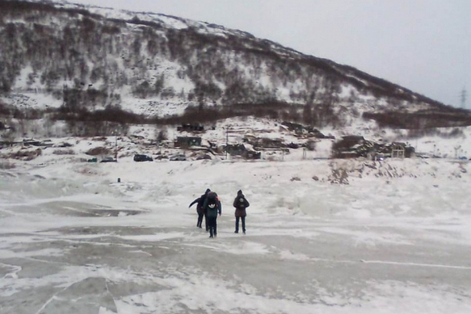 Четыре ребенка резвились на разрушающемся льду в бухте Магадана Фото: ДВРПСО МЧС России