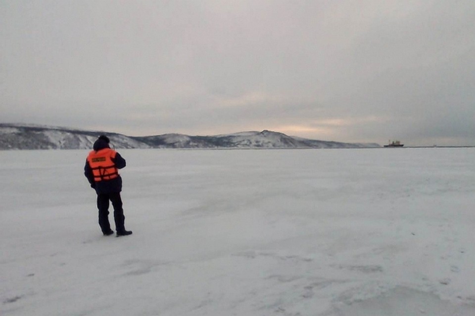 Четыре ребенка резвились на разрушающемся льду в бухте Магадана Фото: ДВРПСО МЧС России