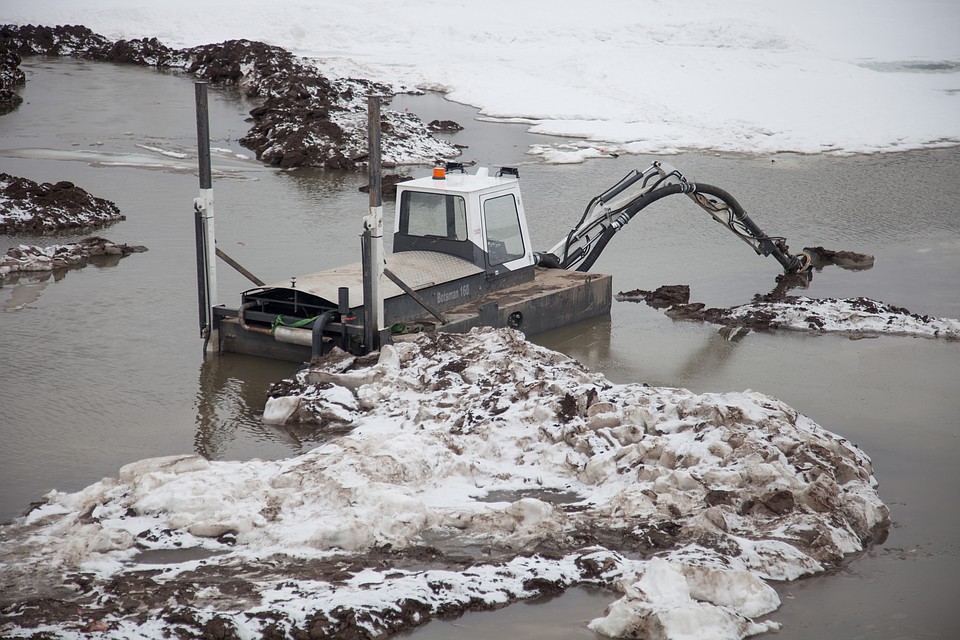 На дно пруда из-за воды пришлось вывести экскаватор-амфибию. Фото: Николай ОБЕРЕМЧЕНКО