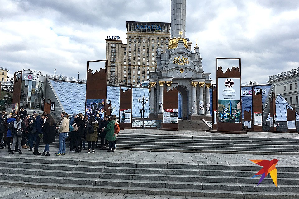 Стела на Площади Независимости окружена стендами о погибшей "Небесной сотне". Фото Анастасия МАТВЕЕВА