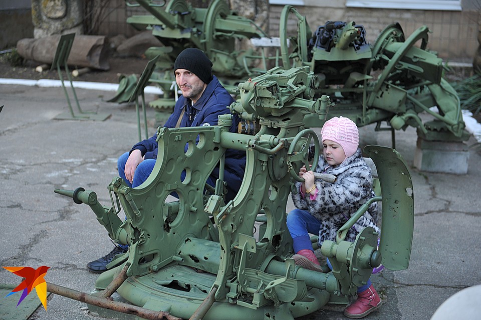 У входа в музей – искореженная военная техника Фото: Дмитрий СТЕШИН