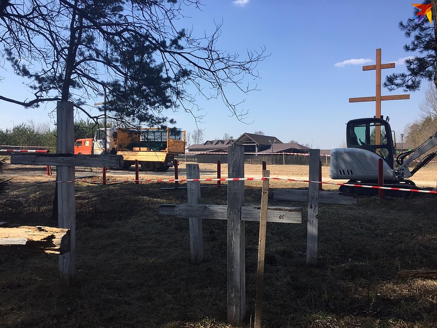 Экскаваторы сносят в Куропатах кресты, установленные по периметру мемориала Фото: Микита НЕДАВЕРКОВ