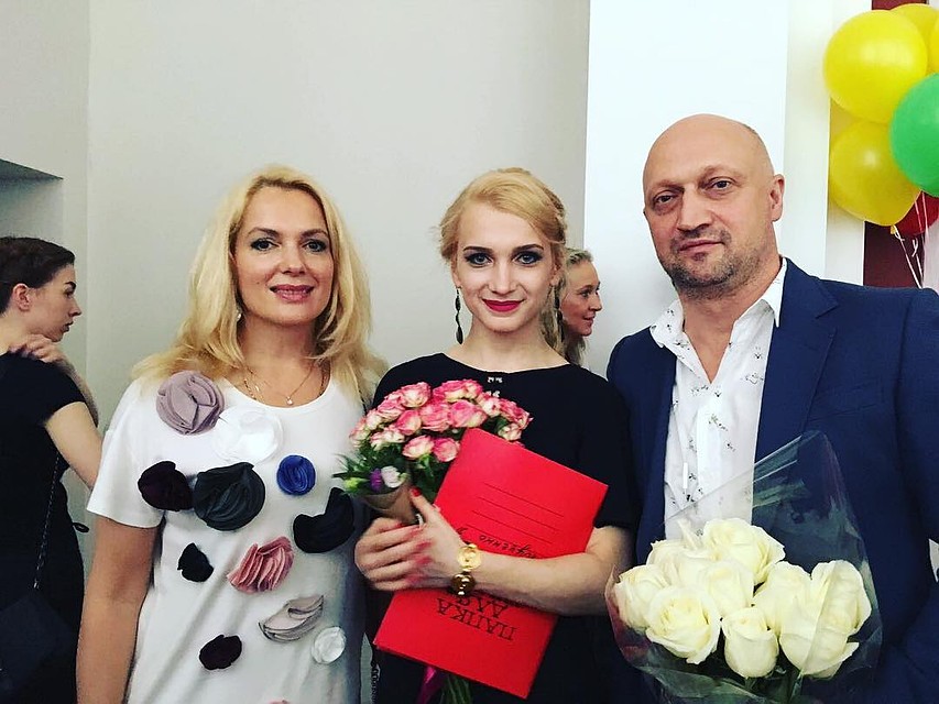 Порошина со старшей дочерью Полиной и ее отцом Гошей Куценко, который поддерживает многодетную мать. Фото: Личная страничка героя публикации в соцсети