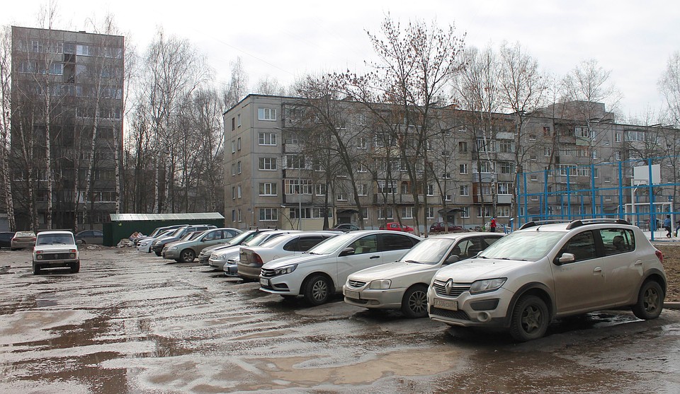 Автолюбители двора радуются обустроенной парковке Фото: Владимир ФРОЛОВ