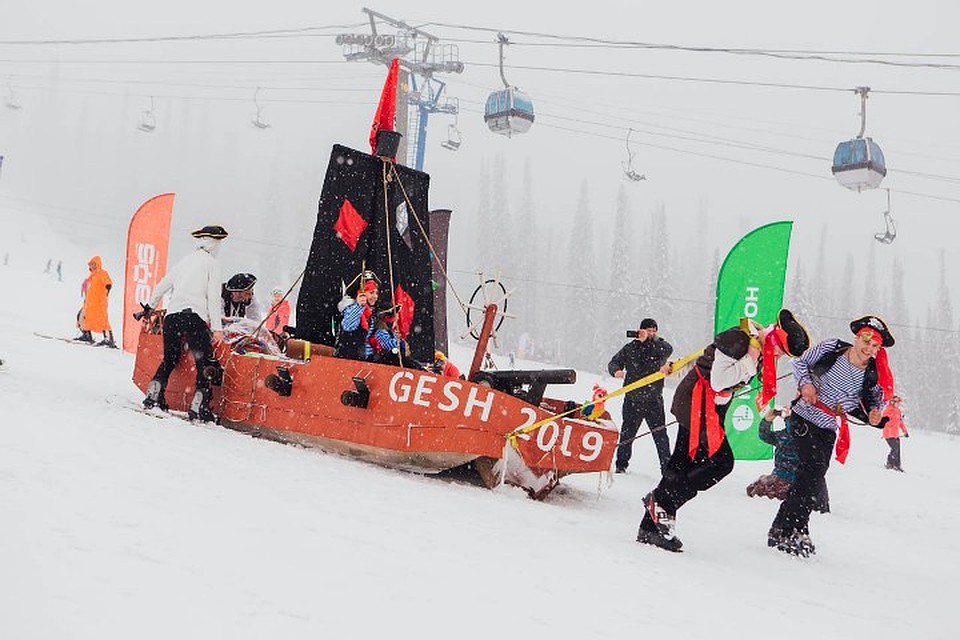 Участники карнавального спуска. ФОТО: vk.com, "Grelka Fest | Шерегеш"