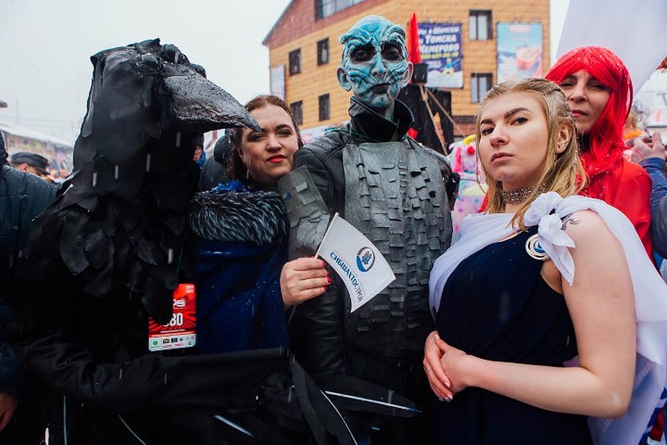Участники карнавального спуска. ФОТО: vk.com, "Grelka Fest | Шерегеш"