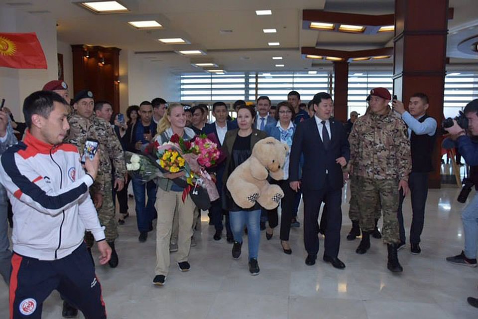 В аэропорту Валентину встречала целая делегация. Фото: Госагентство по делам молодежи, физической культуре и спорту КР