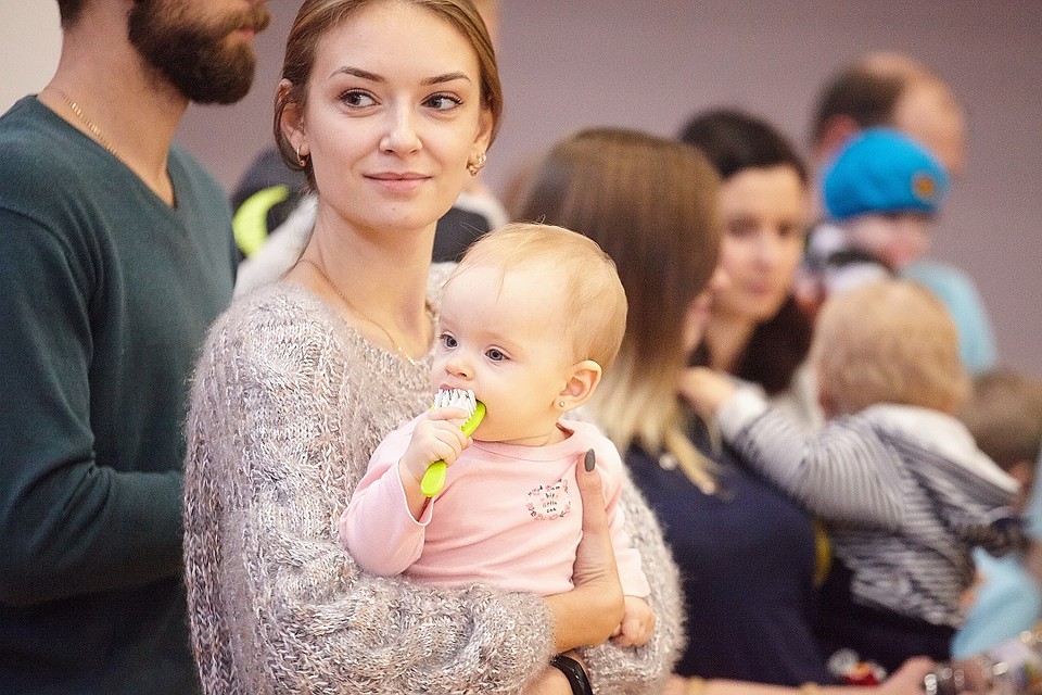 На площадке "МАленького чемпиона" традиционно выбирают самых модных, самых быстрых малышей, а еще поощряют самых смелых родителей и авторов ярких газет. Фото: Дарья ХВАТКОВА