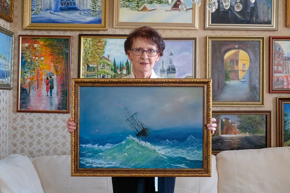 Многие свои работы художница дарит родным и друзьям. Фото: Артем КИЛЬКИН