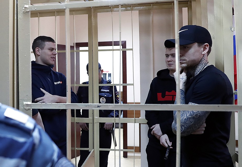 Клетка, где находятся подсудимые небольшая – примерно 2 на 3 метра. Фото: ТАСС