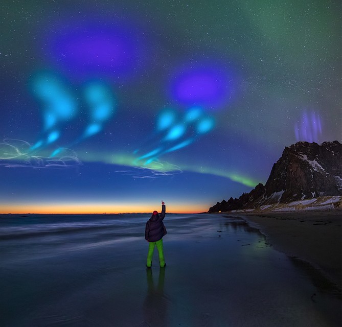 Не пугливые норвежцы фотографировали шоу.