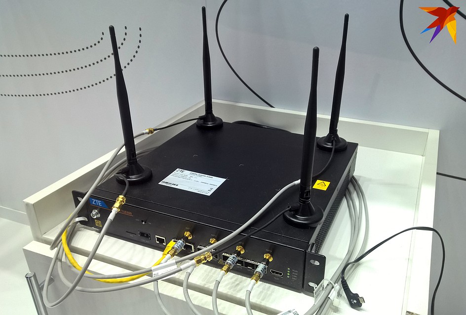 С помощью такого промышленного роутера компания velcom | A1 демонстрирует прием сигнала сети 5G. Фото: Геннадий МОЖЕЙКО