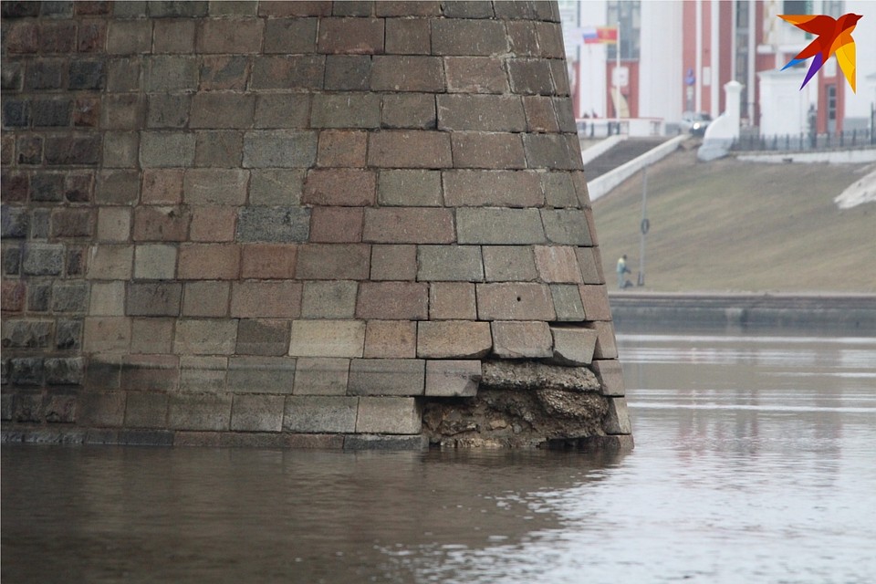 Вода успела углубить пробоину Фото: Виктория ТУШКОВА
