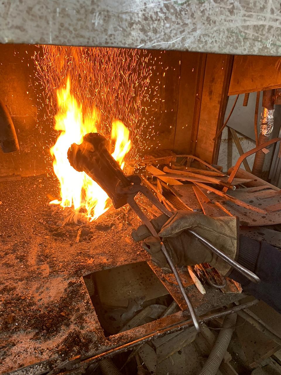 В мастерской кузнеца Николая Михайлова. Фото: Из личного архива героя публикации