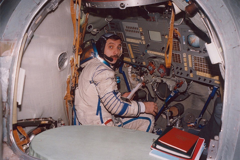 Александр готовится к своему полету, 1997 года. Фото: из личного архива