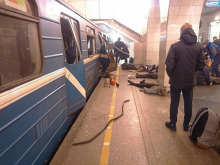 Теракт в петербургском метро унес жизни 15 человек. Шестнадцатый - смертник.