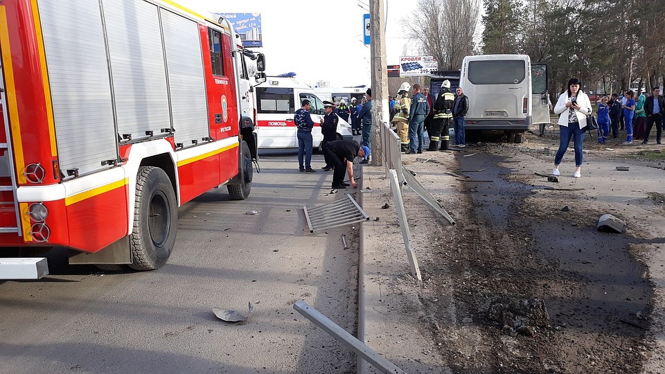 Маршрутку подрезала иномарка. Фото: Алексей Шабаршов