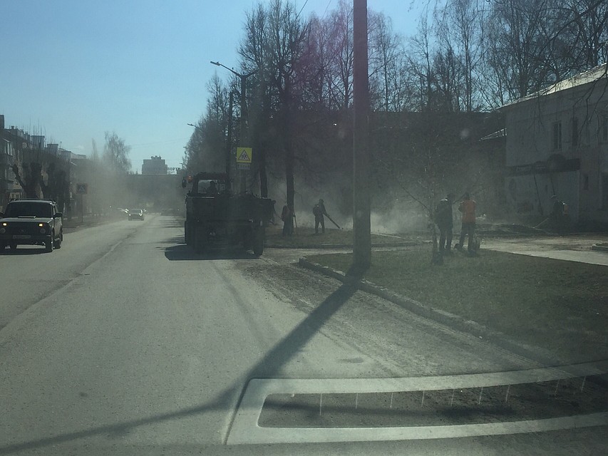 Вымыть улицы и дворы из поливальных машин ума не хватило. Фото: "Гражданский патруль", Аша.