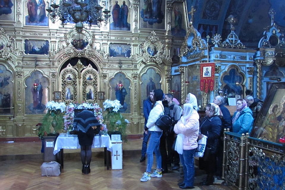 В Чуфлинском монастыре оживленно — верующие идут сплошным потоком. Фото: Леонид РЯБКОВ