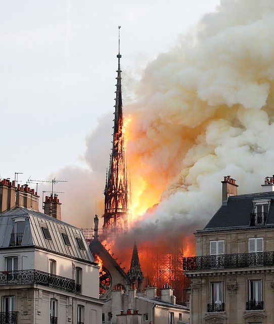 Главный собор Парижа загорелся вечером 15 апреля. Фото: REUTERS