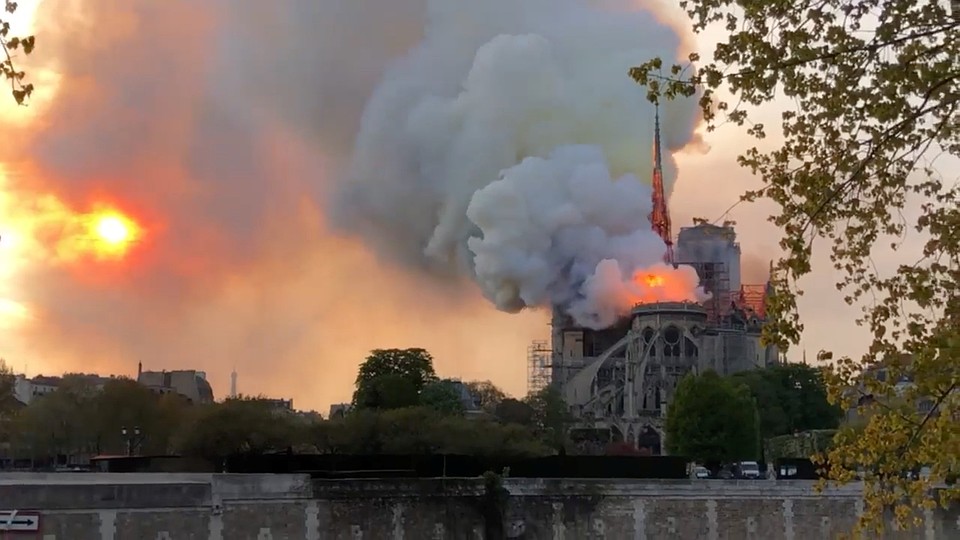 После возгорания в парижское небо устремился густой белый дым. Фото: REUTERS