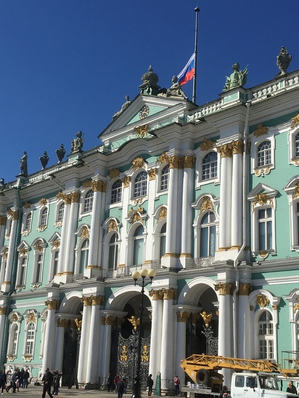 Эрмитаж приспустил государственный флаг в знак траура. Фото: СОЦСЕТИ