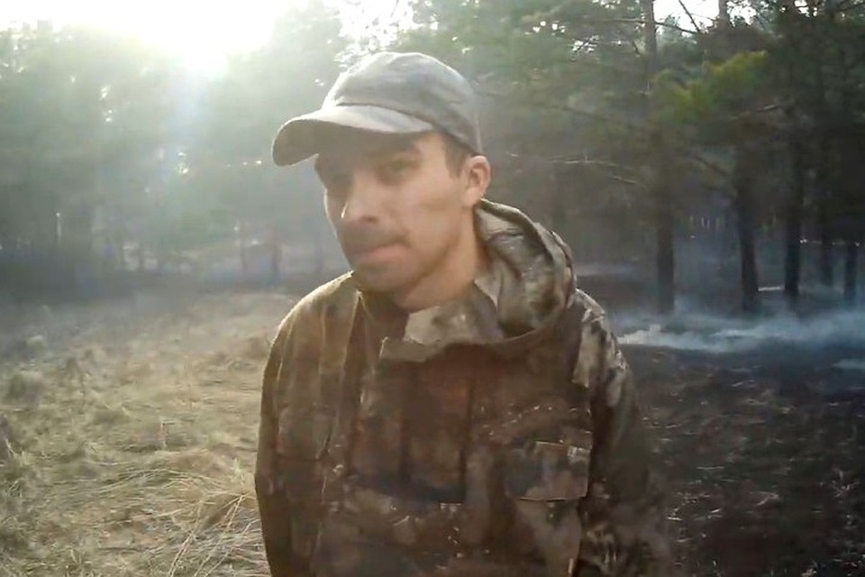 Андрей Богатиков не смог пройти мимо горящего леса. ФОТО: кадр видео Романа Жатова.
