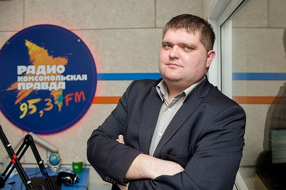 Анатолий Вершинин часто дает бесплатные консультации по ЖКХ в эфире радио КП 95,3 FM. Фото: Валерий ЗВОНАРЕВ