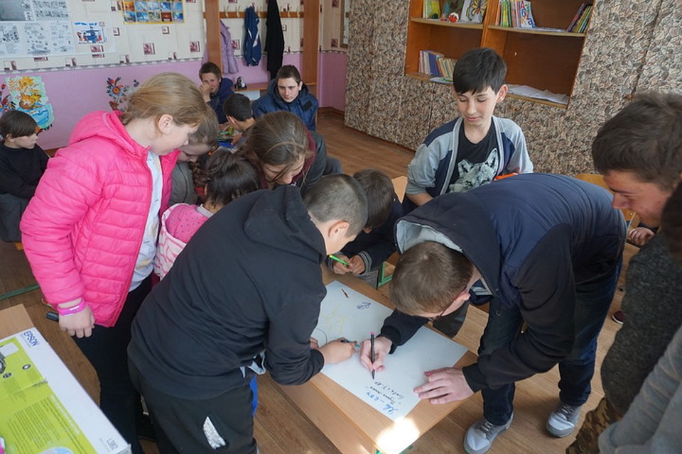 Традиционное совместное творчество. Фото: Юлия АНДРИЕНКО