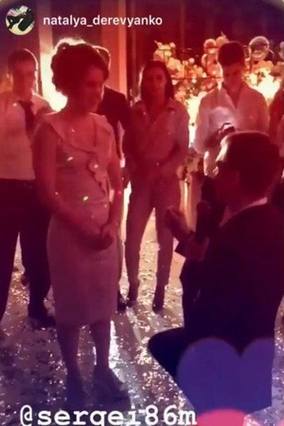 Сергей встал на колени и протянул Елене кольцо. Фото: соцсети.