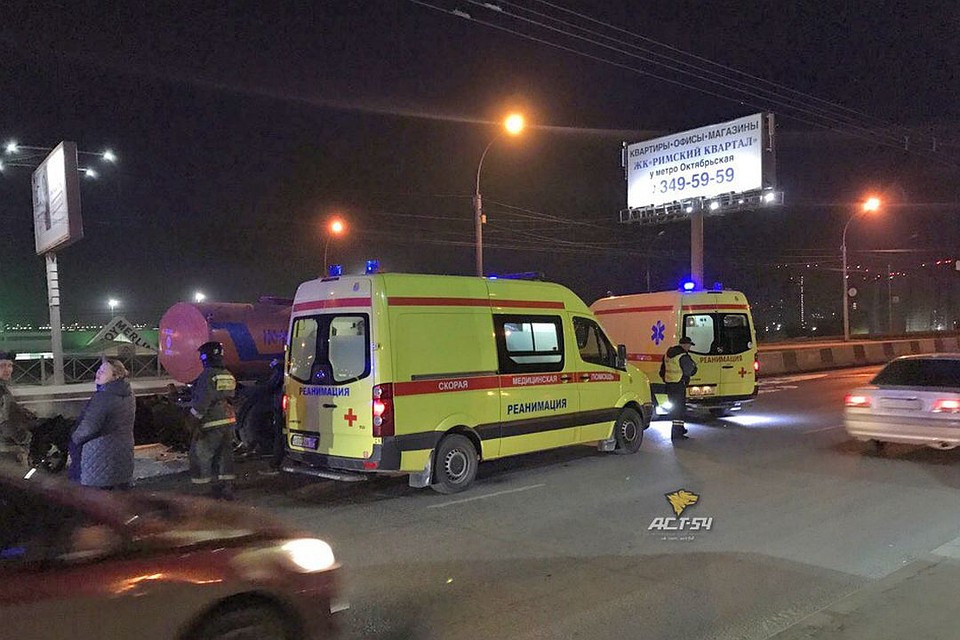 В "Мазде" оказались зажаты двое. Фото: Новосибирская служба эвакуации «АСТ-54»