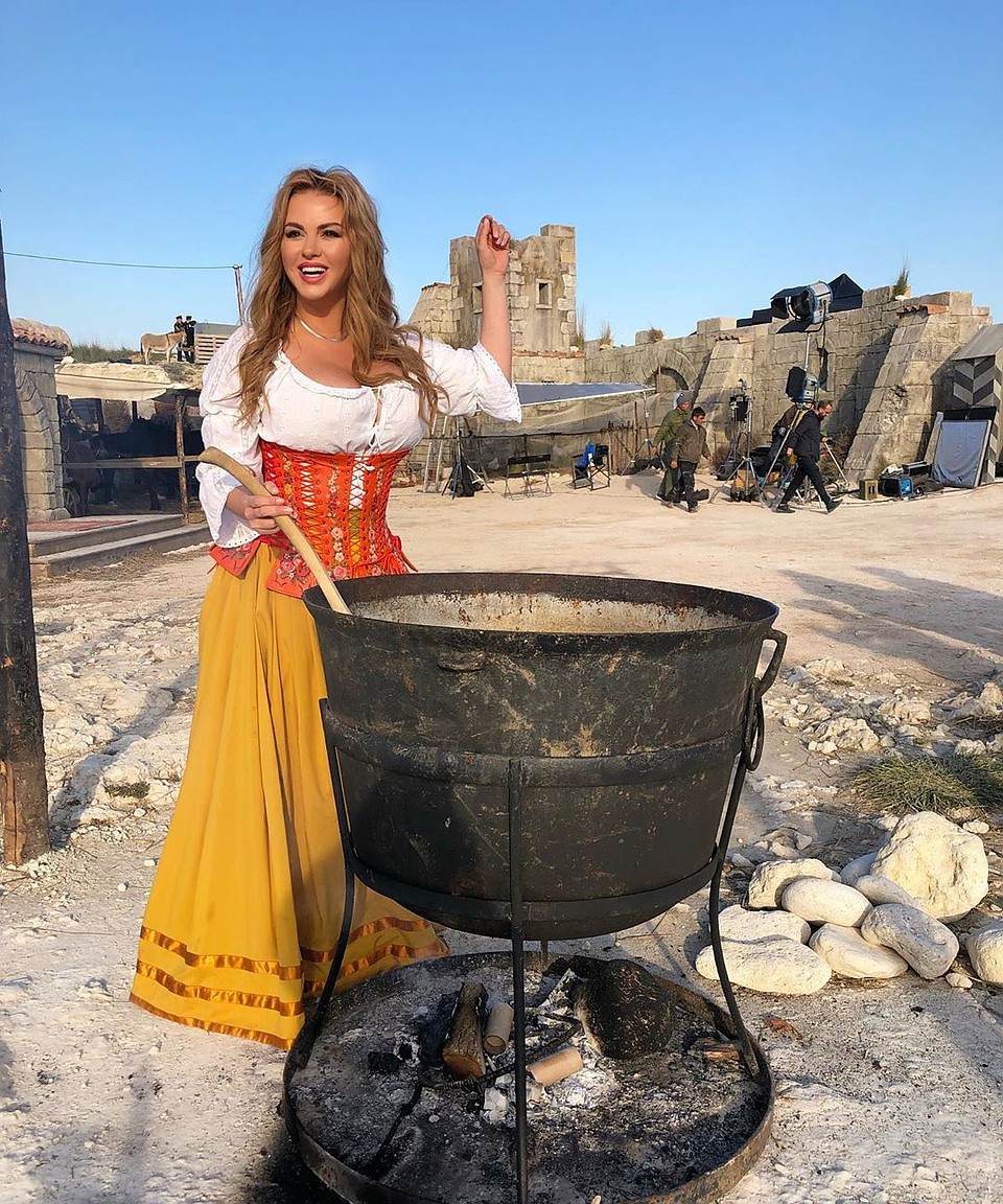 Актриса овладевает секретами приготовления старинных блюд. Фото: Анна Семенович/Instagram