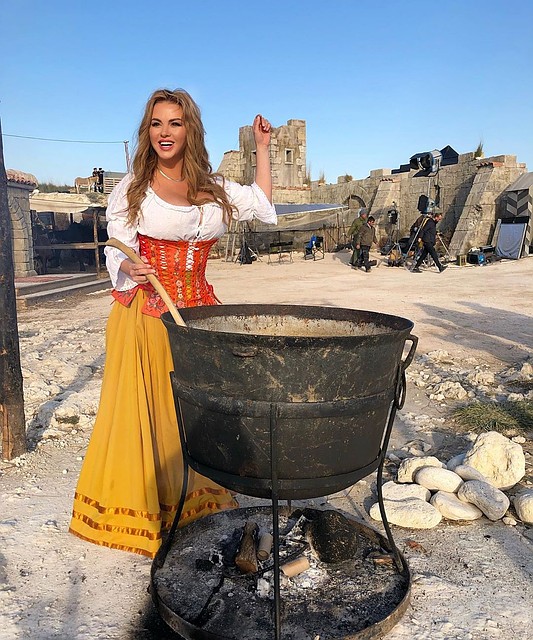 Актриса овладевает секретами приготовления старинных блюд. Фото: Анна Семенович/Instagram