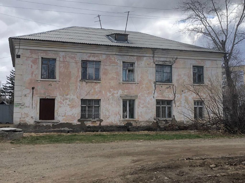 Дома-близнецы обвалившегося здания «трещат», но аварийными их не признают Фото: Александра ШОПЕНКО